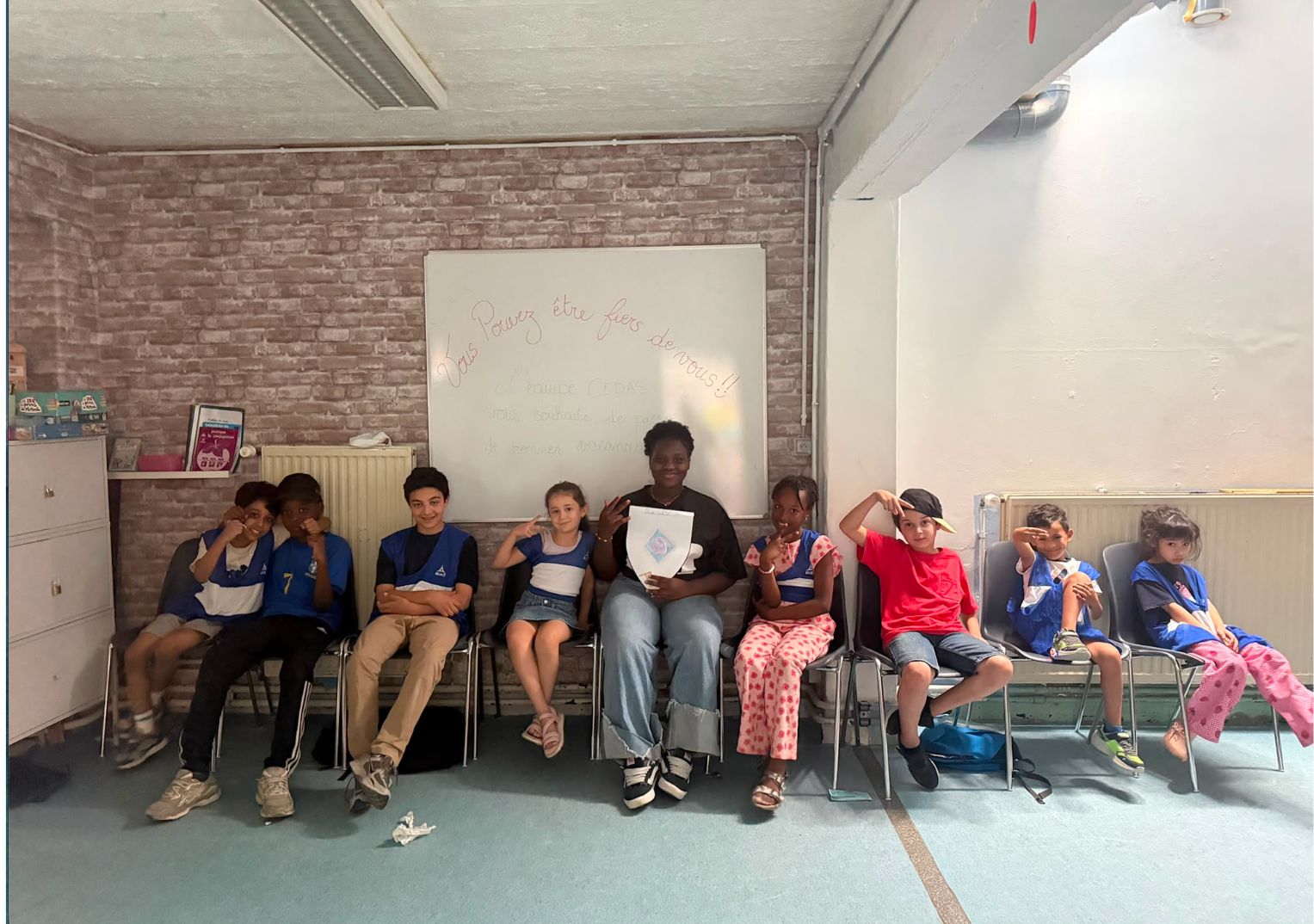 Les enfants de l'école des devoirs fiers de leur travail