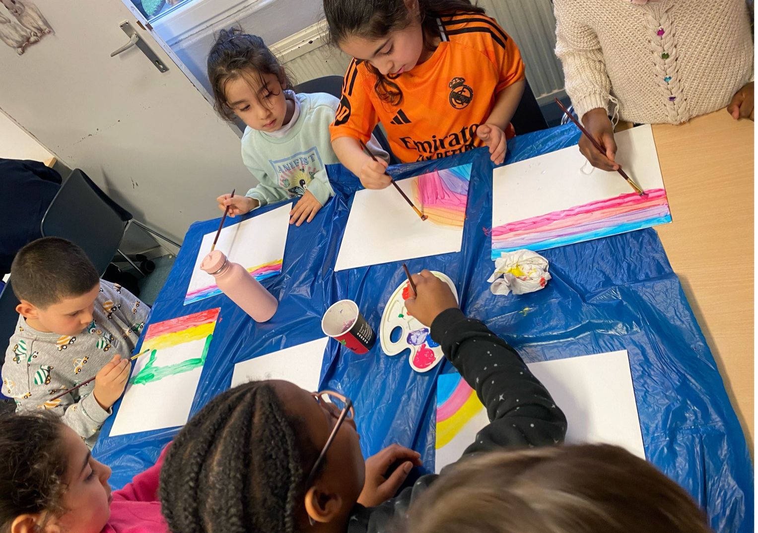 enfants qui font de la peinture