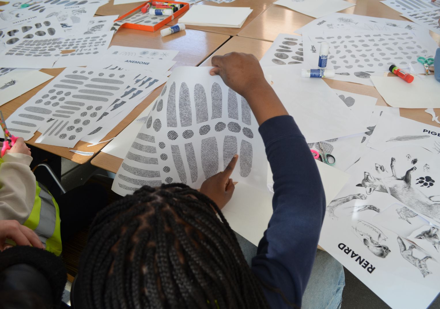 enfants qui travaillent avec des ciseaux et des papiers